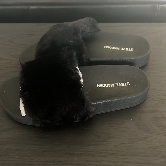 Steve Madden Faux Fur Slides - Picture 2 of 2